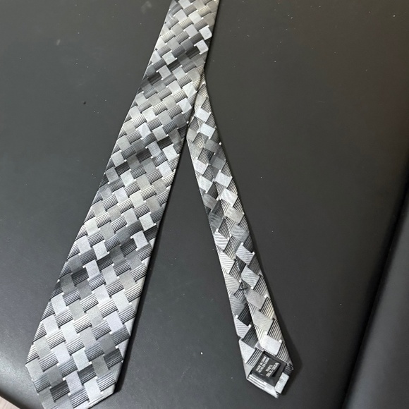 Gorgeous SILK tie - Picture 1 of 3